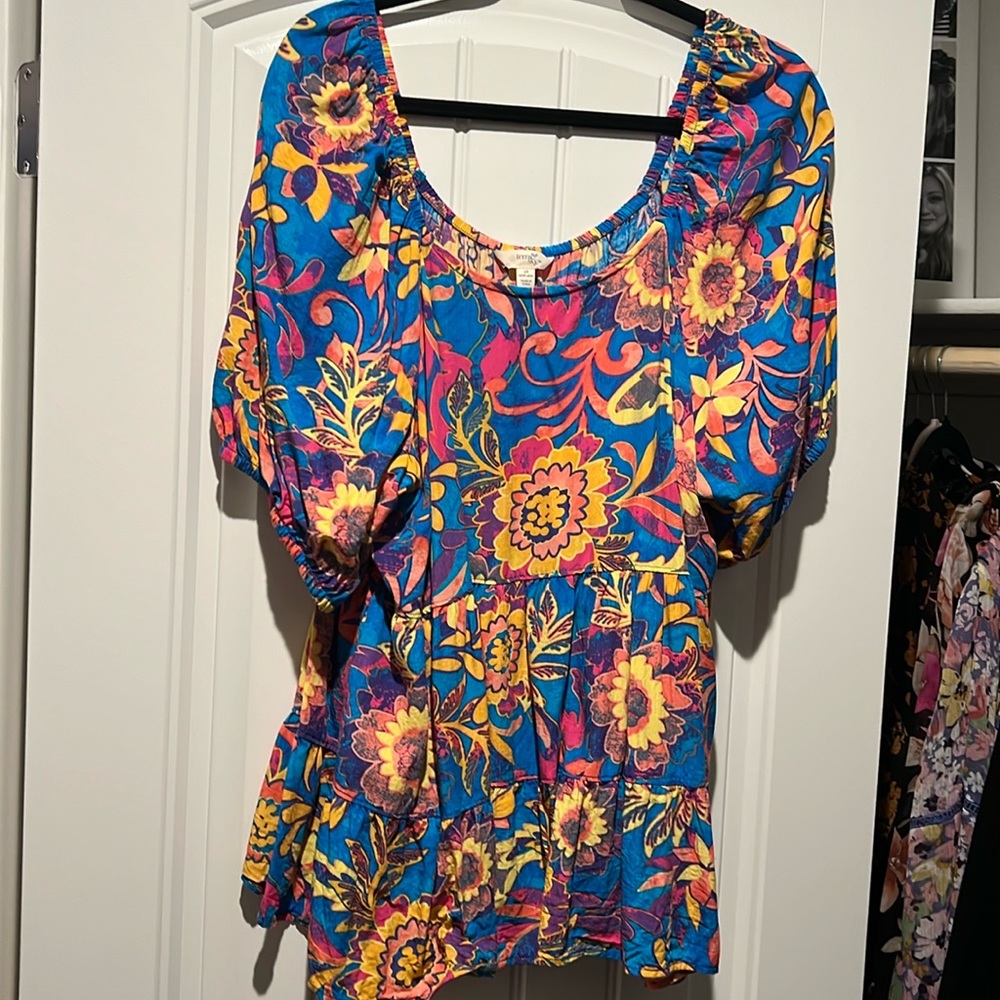 Colorful flowy top by Terra & Sky. 1x.